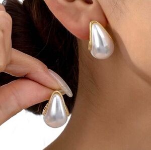 🤍🔹️House of Harlow🔹️ 1960 Pearl Teardrop J-Hoop Gold Earrings